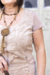 Kép 4/11 - Lafei Nier mogyoró színű hímzett ruha