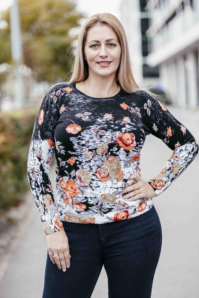 Rózsa mintás fekete cashmere pulóver